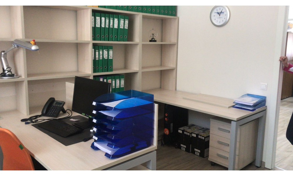 Обратите внимание что столешницы на одном уровне с полкой