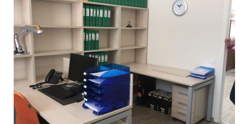 Обратите внимание что столешницы на одном уровне с полкой