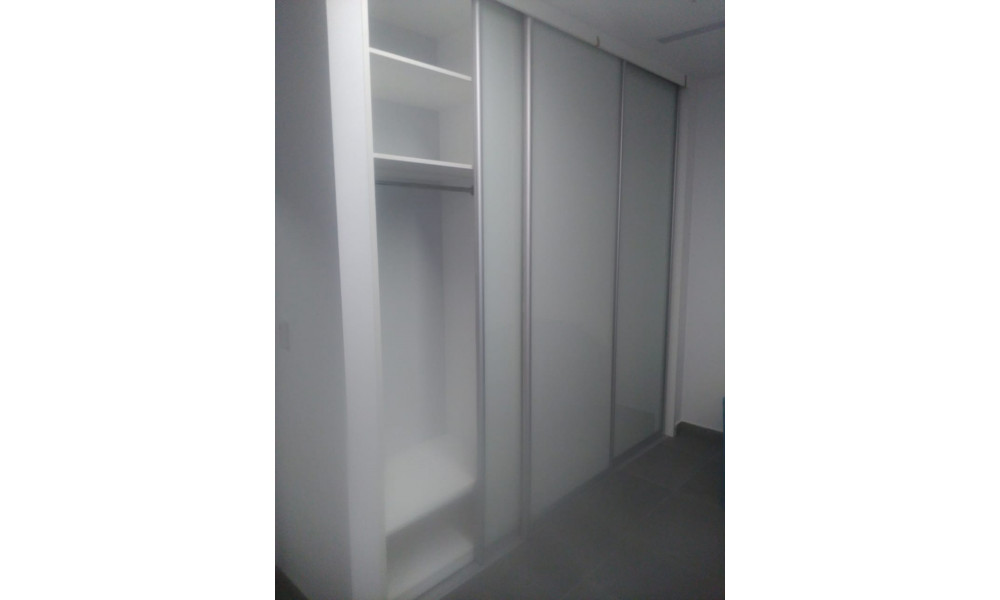 Встроенный шкаф гардероб с матированными стеклами
